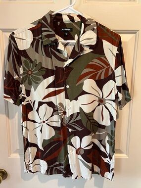 Express Short-Sleeve Tropical Floral Button-Up in Brown, Olive & White